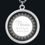 Brudens sida judisk baroque Swirls cirkel Silverpläterat Halsband<br><div class="desc">PALETTE I FÄRG: Svart, vit och silver "metallisk" utseende. KONSTRUKTIONSINSAMLING: Matchande mutat halsband för bröllop eller årsdag. Använda till dina brudar, maid of honor, blommor och alla medlemmar i brudens sida. Den här originalteckningen har utformats för en modern och contemporary bröllop-samling med en vintage stil. En tunn skrivares dekorationsdesign återges...</div>
