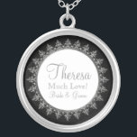 Brudens sida judisk baroque Swirls cirkel Silverpläterat Halsband<br><div class="desc">PALETTE I FÄRG: Svart, vit och silver "metallisk" utseende. KONSTRUKTIONSINSAMLING: Matchande mutat halsband för bröllop eller årsdag. Använda till dina brudar, maid of honor, blommor och alla medlemmar i brudens sida. Den här originalteckningen har utformats för en modern och contemporary bröllop-samling med en vintage stil. En tunn skrivares dekorationsdesign återges...</div>