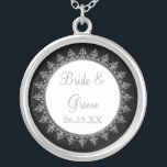Brudens sida judisk baroque Swirls cirkel Silverpläterat Halsband<br><div class="desc">PALETTE I FÄRG: Svart, vit och silver "metallisk" utseende. KONSTRUKTIONSINSAMLING: Matchande bruds halsband för bröllop eller årsdag. Finns även i en version av brudesmaid, maid of honor och brudens sida. Den här originalteckningen har utformats för en modern och contemporary bröllop-samling med en vintage stil. En tunn skrivares dekorationsdesign återges i...</div>