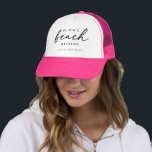 Brudens strandhelg | Resmål för möhippa Keps<br><div class="desc">Fira sol, sand och systerskap med denna anpassade "Beach Weekend"-hatt, med elegant svart bokstavsstil på en ren vit framsida och en ljus rosa kant. Perfekt för en kustsemester, denna personliga hatt lägger till en chic sommarstämpel på varje outfit - vare sig du slöar vid poolen, utforskar stranden eller tar de...</div>