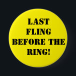 Brudgum att vara svensexa pin badge knapp<br><div class="desc">Ett roligt tillbehör till en svensexa eller en möhippa. Du kan ladda upp personens ansikte och ni kan alla ha en badge! Du kan anpassa dem hur du vill ha kul.</div>