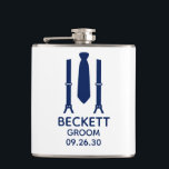 Brudgum blå slips fickplunta<br><div class="desc">Denna flaska är perfekt för brudgummen. Om hela ditt brölloppsfölje bär kostym,  är denna design med hängslen och en blå slips perfekt. Lättsam men formell. Bra för svensexa eller helg. Ge en till hela bröllopsfesten. Titeln kan ändras till Bästeman,  Brudgummens vän,  Usher osv.</div>