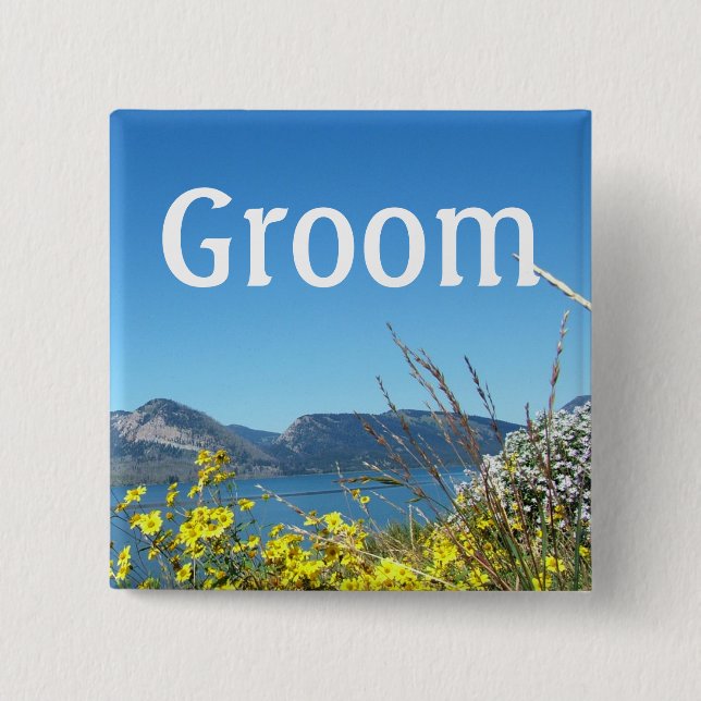 Brudgum bröllopsknapp, blommor och sjö, blå himmel knapp (Framsida)