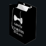 Brudgum Svart Elegant Moderna Gåvor Bröllop<br><div class="desc">Modern,  elegant,  manlig,  svart och vit brudgum gåvpåse. Perfekt för bröllopsgåvor. Du kan anpassa den med ditt namn och datum.</div>
