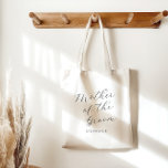 Brudgummens mor minimalistisk personlig skrift tygkasse<br><div class="desc">Fira din speciella roll med vår minimalistiska totebag för brudgummens mor. Denna personliga väska har en ren och elegant design, perfekt för att bära med sig bröllopstillbehör eller dagliga föremål med stil. Den enkla men chic typografin gör det till en tidlös souvenir som hedrar din plats på din sons stora...</div>