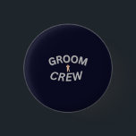 Brudgumstrupp | Bröllopsfestknapp Knapp<br><div class="desc">Fira brudgummens stora dag med denna djärva “Brudgumstrupp” knapp,  perfekt för brudgummens män,  bästa mannen och bröllopstruppen. Idealisk för möhippa,  provsmakningsmiddagar,  bröllopsdags fototillfällen och mer. Ett bra tillbehör för att visa teamanda och stöd för brudgummen. Snyggt och roligt för jackor,  väskor eller festkläder!</div>