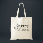 Brudgumtotot hänger lös | som kalla moderna tygkasse<br><div class="desc">Den brudgum ska kärleken som denna personligtoto hänger lös! Ett roligt moderiktigt modernt skrivar stilsorten och virvlar runt smyckning smyckar bekläda av hänga lös, och nedanfört finns det utrymme för två linjer av beställnings- text - tillfoga brudgum namn som gifta sig daterar, läge, tidlös Etc. och klassikern, yet chic och...</div>