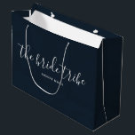 Brudklanen Mörkblå Anpassad Bröllopspresent<br><div class="desc">Anpassa denna enkla moderna presentpåse med orden "brudklanen" skrivna med vacker kalligrafi ♥ Färgen på påsen kan anpassas. Vänligen skicka mig ett meddelande med eventuella anpassningsförfrågningar eller frågor.</div>