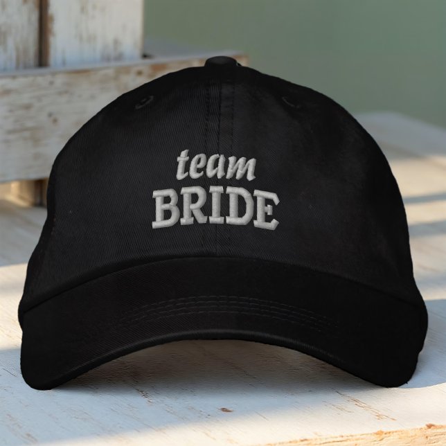 Brudlag Modern Enkel Typografi Bröllop Broderad Keps (Skapare uppladdad)
