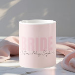 Brudmugg | Personlig Framtida Fru Namn i Rosatöne Kaffemugg<br><div class="desc">Börja varje bröllopsplaneringsmorgon med stil med denna vackra brudmugg med elegant rosa ”BRUD” -text och anpassningsbar ”framtida fru [Ditt namn]” -text. En genomtänkt och praktisk present till alla blivande brudar, perfekt för att dricka kaffe, te eller till och med festliga bubblor medan du gör dig redo på den stora dagen....</div>
