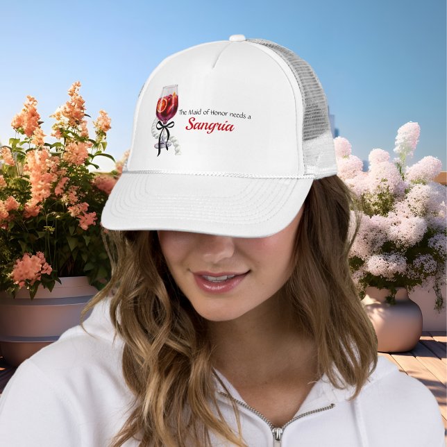 Brudtärna Behöver en Sangria möhippa bröllop Keps (Maid of honor Needs a Sangria bachelorette bridal Trucker Hat)