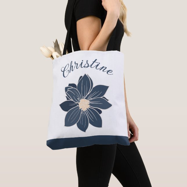 Brudtärna-gåva med monogram i marinblå blomma tygkasse (Närbild)