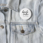 Brudtärna | Modern blommflicka för bröllop Knapp<br><div class="desc">Enkel, modern och stilren "Bride Tribe" t-shirt för kvinnor med typsnitt i svart och vitt i en trendig stil. Namnen kan anpassas med namnen på din brudklubb. Du kan använda den till bruden, brudtjejerna, blomsterflickor eller brudens mamma. De samordnade accessoarerna för brudklubb passar bra till brudvisning, möhippa, morgonen på bröllpet...</div>