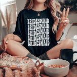 Brudtärna Presenter Anpassade Matchande Bröllopsko T Shirt<br><div class="desc">Letar du efter den perfekta utstyrselen för möhippan? Vill du blanda saker och ting lite och ha en rolig tema-fest? Då behöver du inte leta längre än våra personliga vita text brudtärna t-shirts! Våra skjortor är gjorda för att matcha bröllopskompaniet perfekt, så alla kommer att se bra ut medan de...</div>