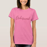 Brudtärnarosor T-shirt<br><div class="desc">En älskvärd tshirt för din brudtärna,  denna rosa t-skjorta presenterar "brudtärnan" som är skriftlig i älskvärd burgundy text.  Inhandla din brudtärnatshirt i dag!</div>