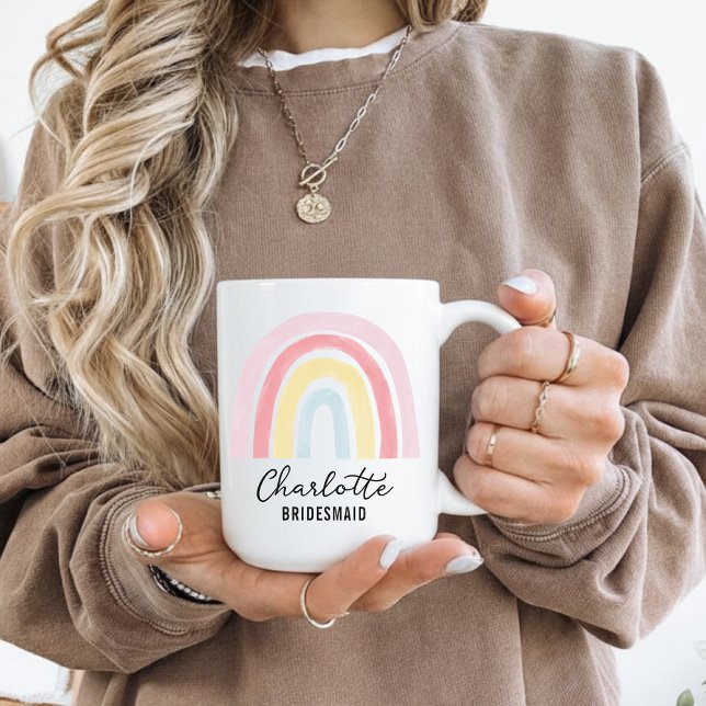 Brudtjänst | Regnbågstema Fästmöfest Namn Kaffemugg (Personalized Rainbow Bridesmaid Mug, Custom Bridal Party Gift, Bachelorette & Engagement Coffee Cup,)