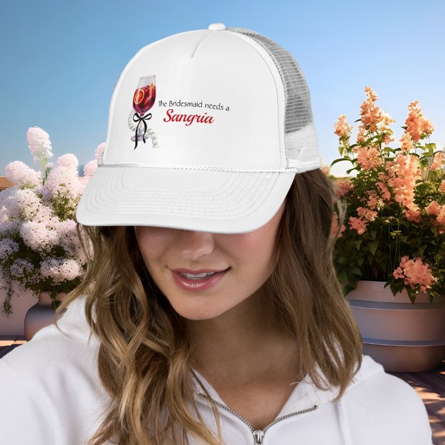 Brudtjänsteflicka behöver en Sangria möhippa bröll Keps (Bride Needs a Sangria bachelorette bridal shower Trucker Hat)