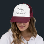 Brudtjänstnamn Kalligrafi Typografi Bröllop Keps<br><div class="desc">Denna vackra,  personliga hatt är perfekt för alla brudtjänster i bröllopet! Ersätt platshållarens namn med brudens namn. "Ashley's Brudtjänst" (eller valfritt brudnamn) är i handskriven kalligrafi. Välj en hattfärg som passar dina bröllopsfärger. Gör en underbar present till ett bröllop,  brudfest,  förlovning eller möhippa.</div>