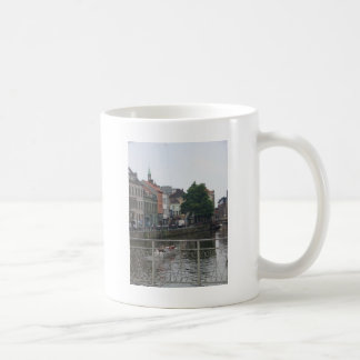 Brugge beskådar kaffemugg