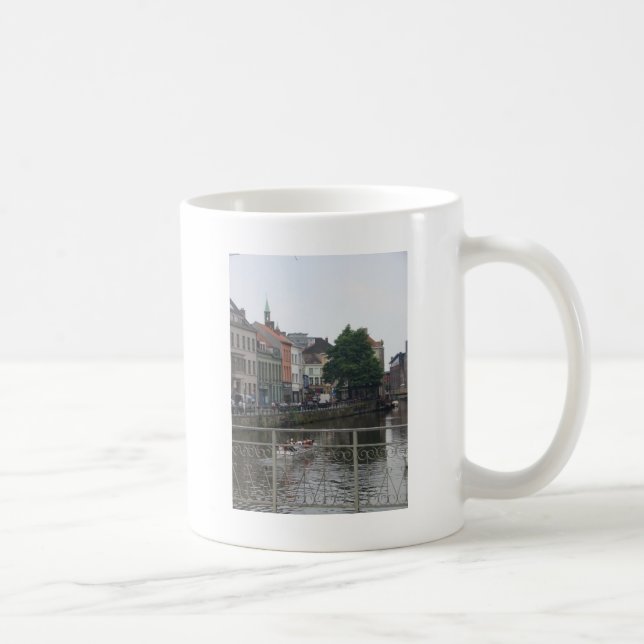 Brugge beskådar kaffemugg (Höger)