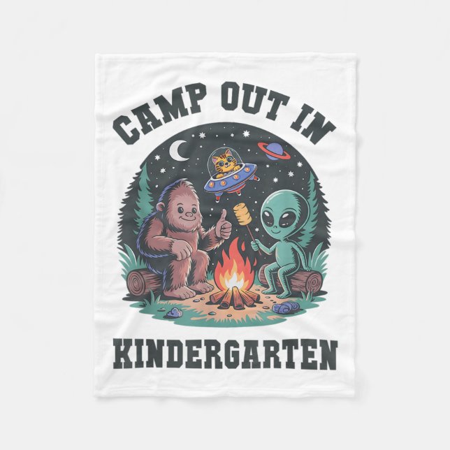 Bruh Camp out in Kindergarten Tiny Bigfoot Camping Fleecefilt (Framsidan)