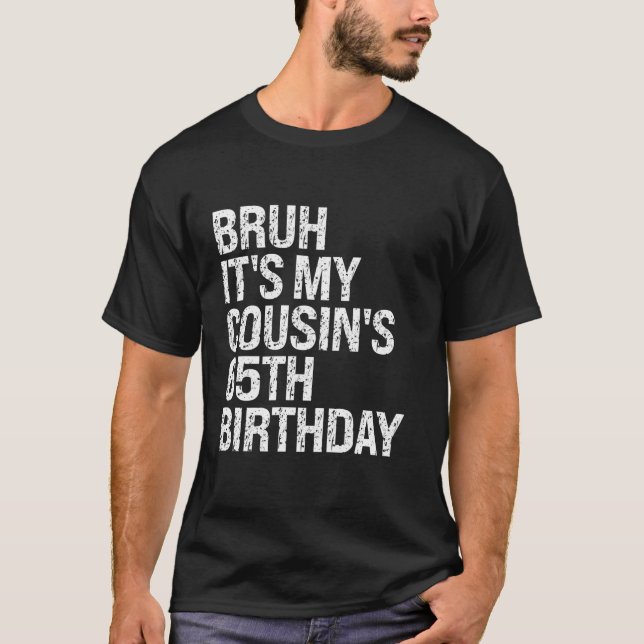 Bruh Det är min kusin 65e Birthday Omg Krona Happ T Shirt (Framsida)