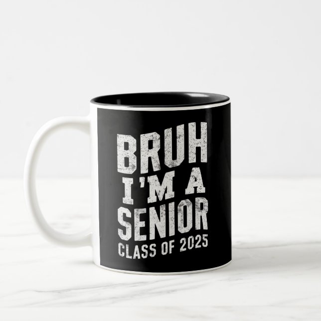 Bruh jag är en senior i klass 2025 examen  Två-Tonad mugg (Vänster)