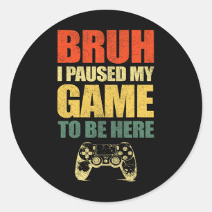 Bruh jag pausade mitt spel Rolig video Gamer tonår Runt Klistermärke