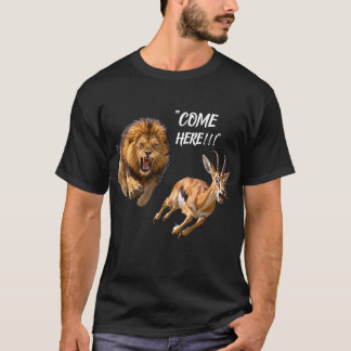 Brüllande lejon jagar panikslagen antilop t shirt