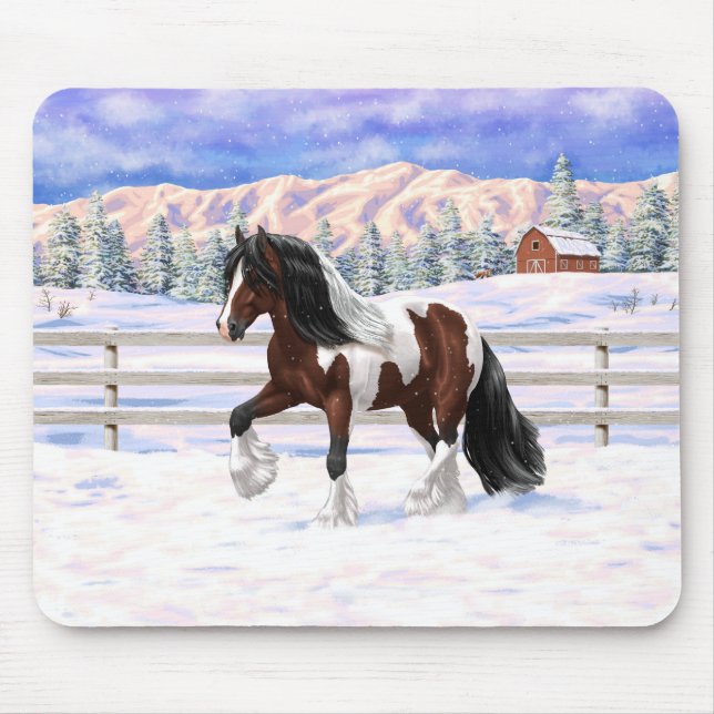 Brun Bay Pinto Gypsy Vanner Draft Horse i Snö Musmatta (Framsidan)