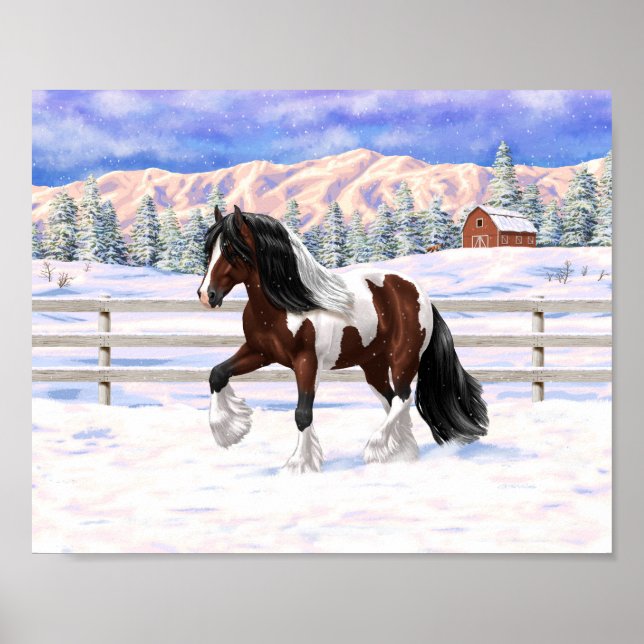 Brun Bay Pinto Gypsy Vanner Draft Horse i Snö Poster (Framsidan)