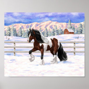 Brun Bay Pinto Gypsy Vanner Draft Horse i Snö Poster