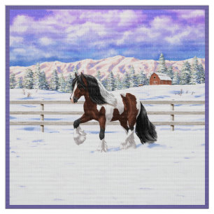 Brun Bay Pinto Gypsy Vanner Draft Horse i Snö Tyg