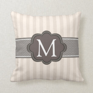 Brun beställnings- Monogram för eleganta randar Kudde