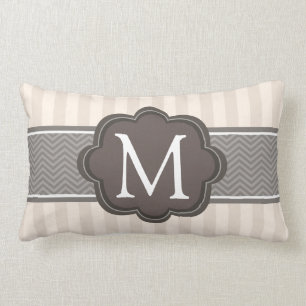 Brun beställnings- Monogram för eleganta randar Lumbarkudde