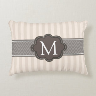 Brun beställnings- Monogram för eleganta randar Prydnadskudde