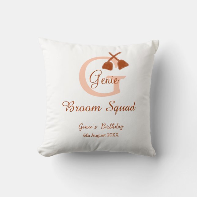 Brun broom Squad Birthday namn peach monogram Kudde (Framsida)