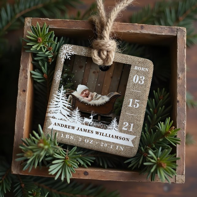 Brun Burlap Gräs Träd Baby födelsetal och foton Julgransprydnad Keramik (Brown Burlap Pine Tree Baby Birth Stats & Photos Ceramic Ornament)
