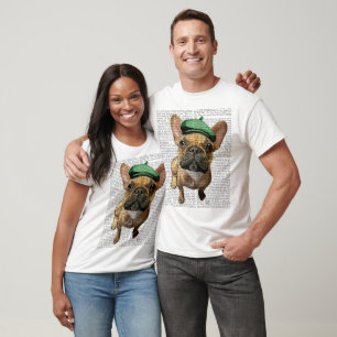 Brun Fransk Bulldog med Grönt Hat 2 Tee Shirt