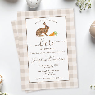 Brun hare på beige gingham påskbabyfest inbjudningar