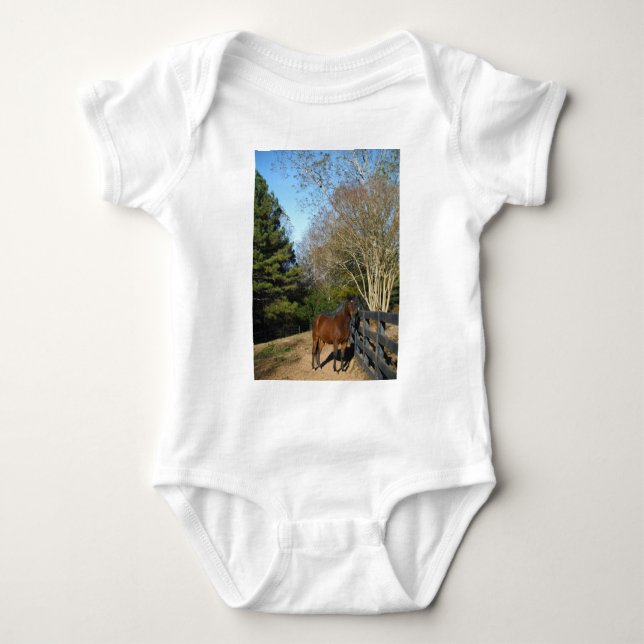 Brun häst mot ett staket t shirt (Framsida)