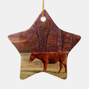 Brun häst på gräs fält julgransprydnad keramik