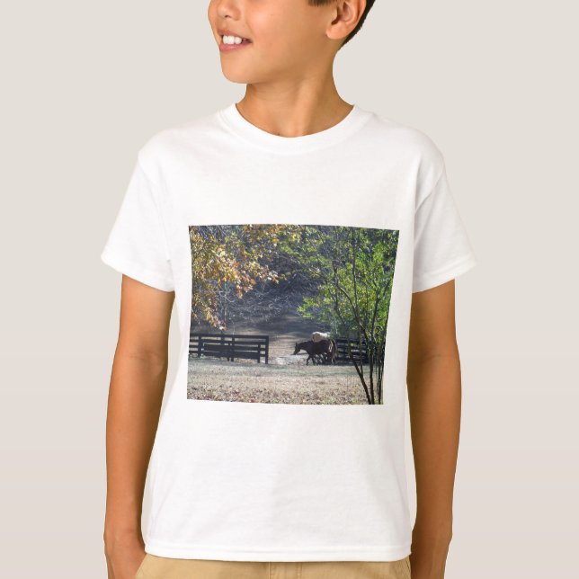 Brun häst som går genom staketet tee shirt (Framsida)