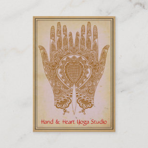 Brun Henna räcker Yogastudiovisitkorten Visitkort