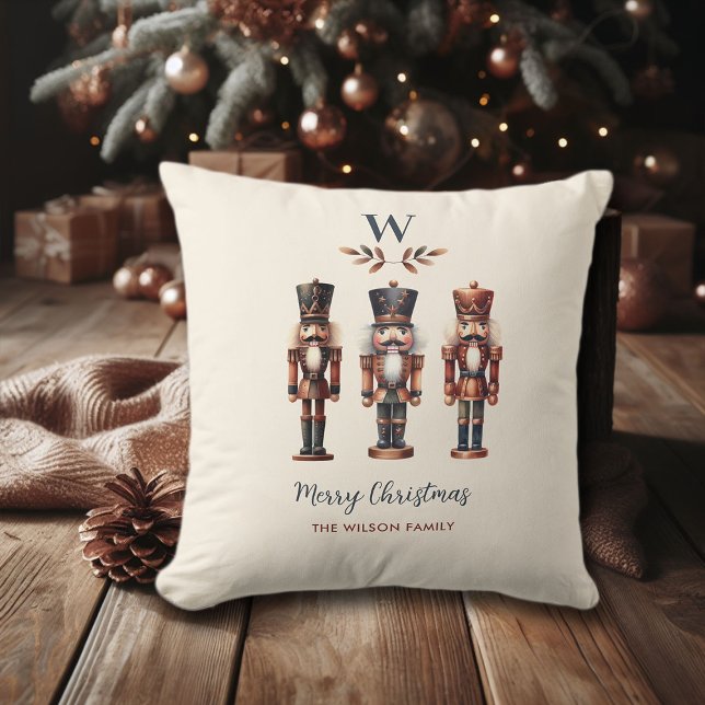 Brun julkoppar Nutcrackers Merry Monogram Kudde (brown christmas decor throw pillow copper beige nutcrackers monogram neutral earthy tones elegant)