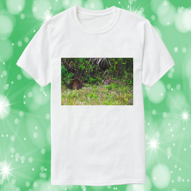 Brun kanin i Grass Photograph T Shirt (A tshirt with a photograph of two cute bunnies!)