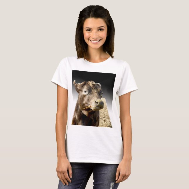 Brun ko som mumsar på hö, tee shirt (Hel framsida)