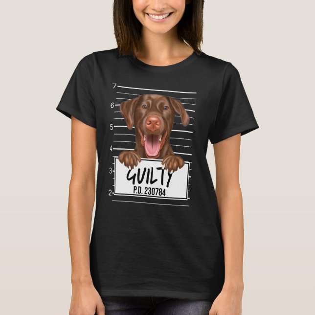 Brun Labrador Retriever Fot Guilty Hund T Shirt (Framsida)