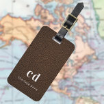Brun läder struktur monogram bagagebricka<br><div class="desc">Brun faux-läder skrivs ut som bakgrund. Anpassa och lägg till ditt monogram brev och fullt namn på framsidan. Din kontaktinformation på baksidan.</div>