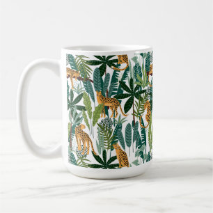 Brun leopard i tropiska lush djungel löv kaffemugg